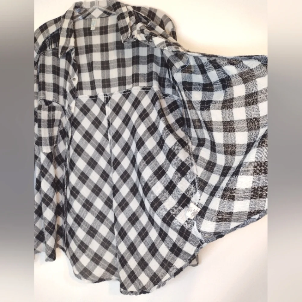 Free People women's long sleeve black/white plaid shirt size (S)